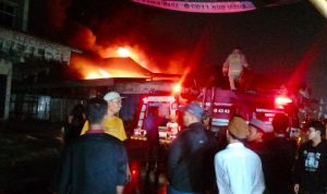 Sebuah toko bangunan di Sepatan Tangerang terbakar akibat korsleting listrik