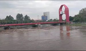 Sungai Cisadane di Tangerang meluap usai hujan deras