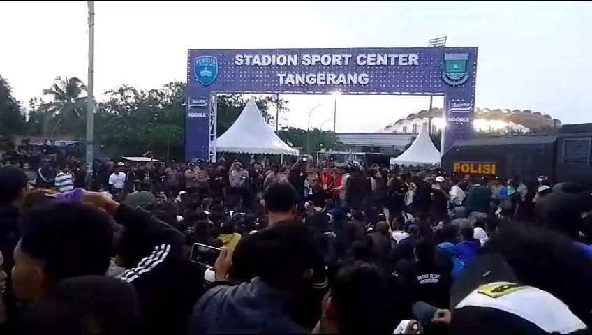 Suporter Persib bentrok dengan petugas polisi di Stadion Tangerang Sport Center